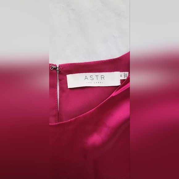 NWOT! ASTR The Label Women's Satin Strong Shoulder Midi Dress Size Medium - Picture 8 of 15